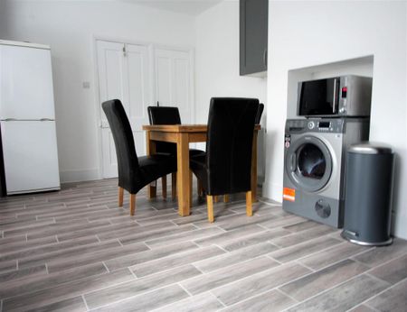 1 bedroom in a house share to rent - Photo 3