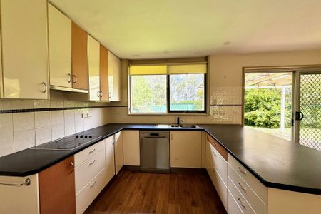 Six bedroom house with backyard and garage - Photo 3