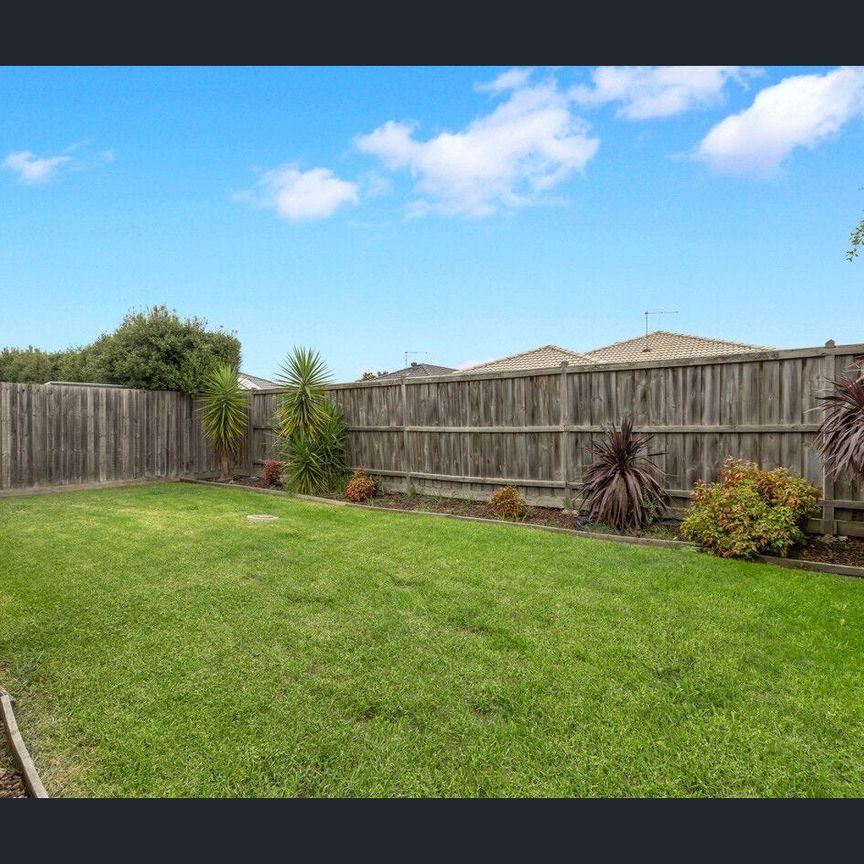 LARGE FAMILY HOME! - Photo 2