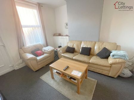 3 Bedroom Mid Terraced House - Photo 3