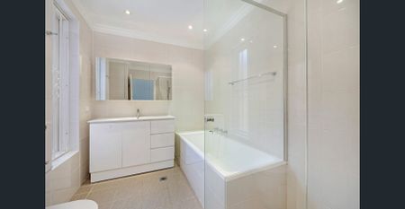 Spacious 3-Bedroom Apartment With Beautiful Views in Prime Killara Location - Photo 4