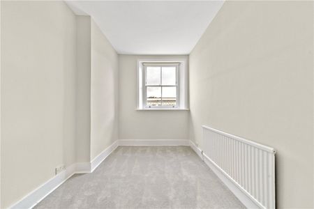 A newly redecorated and recarpeted two bedroom flat situated on the third anf fourth floors (no lift in building) of this stucco-fronted period building conveniently position opposite South Kensington underground station. EPC rating: D - Photo 2