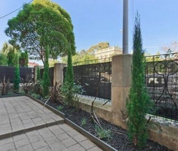 Beautifully Presented Apartment in Grand Mansion - Photo 2