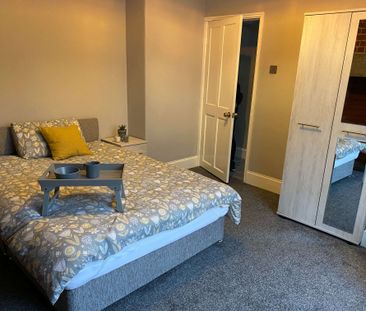 Large double room in shared house in Morley - available soon! - Photo 3