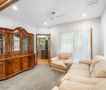 Hillside Elegance Meets Family Function: A Stirling Sanctuary Awaits - Photo 4