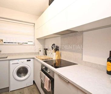 The Avenue, Worcester, KT4 - Photo 3