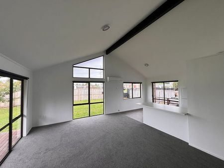 Renovated 3 Bedroom Home - Chartwell - Photo 3