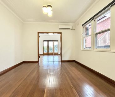 Spacious three-bedroom home in convenient location - Photo 4