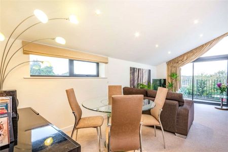 A superbly appointed penthouse apartment well located to the north of Newbury town centre with 2 parking spaces. - Photo 2