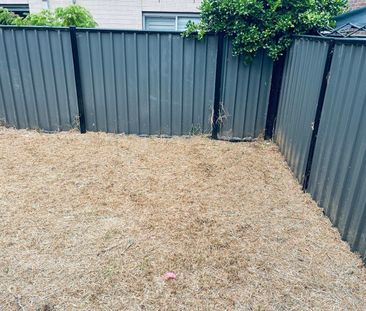 Bright and Spacious Family Home! - Photo 2