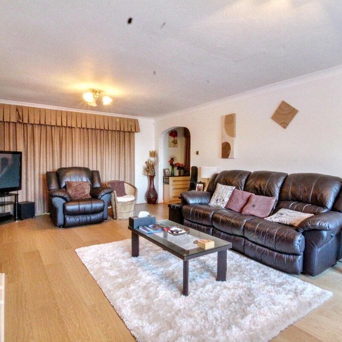 6 bedroom detached house to rent - Photo 1