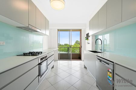 Beautiful 3 Bedroom Air Conditioned Apartment With Double Lock Up Garage - Photo 5