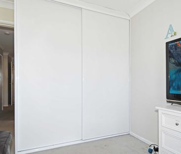 Comfortable Three Bedroom Home with Spacious Backyard - Photo 5