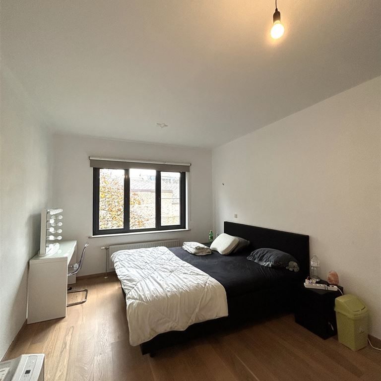 Mooi appartement met 2 slaapkamers, ruime woonkamer gelegen vlakbij de markt van Maaseik. - Photo 1