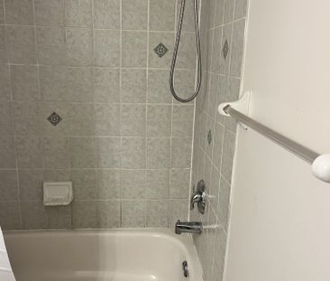 For Lease - 7 Glacier Crescent, Toronto, Ontario - Photo 3