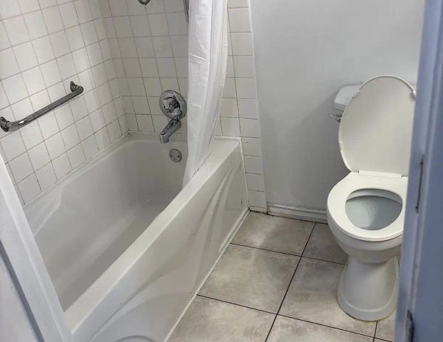 3 bedroom townhouse shared — 1 Bedroom Room For Rent - Photo 1