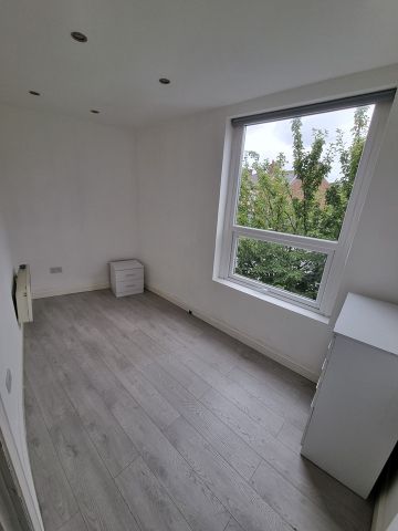 3 Bed Flat, Yew Tree Road, M14 - Photo 3