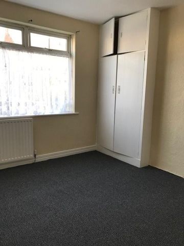 2 bedroom ground floor flat to rent - Photo 2