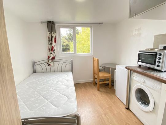 Studio to rent - Photo 1