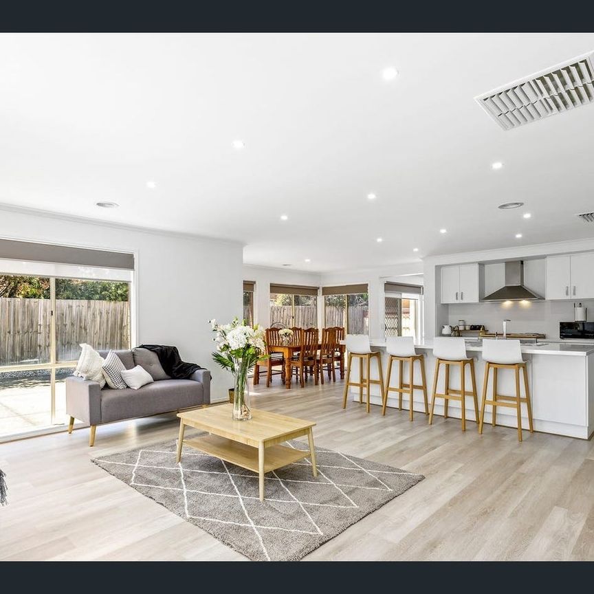 Luxury, Comfort and Functionality on a 1,002m2 allotment (approx.) with Side Access! - Photo 1