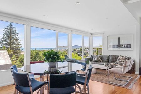 Executive Home on a Full Site with Swimming Pool - Photo 4