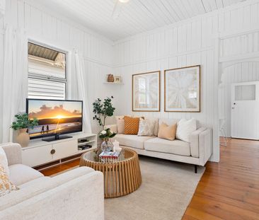 Cute as a Button! - Photo 3