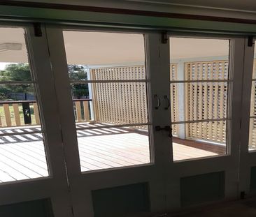 HIGH-SET 4 BEDROOM FAMILY HOME IN WANDAL. - Photo 3