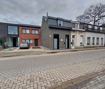 VOLLEDIG GERENOVEERDE WONING MET KELDER EN TUIN IN HOVE - Photo 1