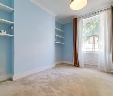 3 bedroom flat in London - Photo 2