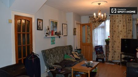 Bright room to rent in 2-bedroom flat in Crumlin, Dublin - Photo 4