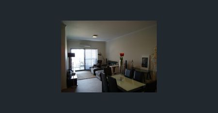 2x2 Apartment at the train station doorstep! - Photo 2