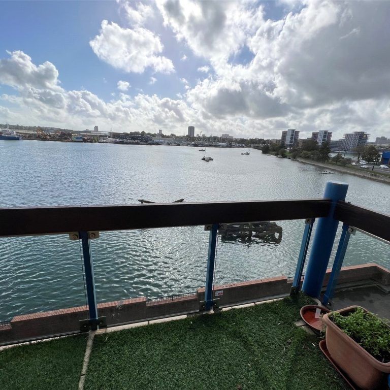 2 Bedroom Flat / Apartment - Quayside Road, Southampton - Photo 1