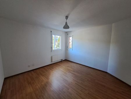 Spacious and bright 3.5p with balcony and fireplace for rent in Crissier - Photo 2