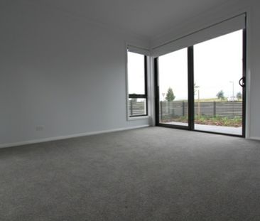 Spacious Googong Terrace Townhouse - Photo 5