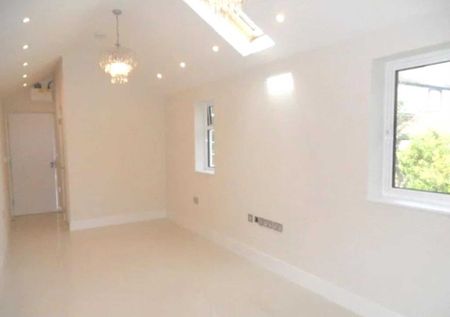 4 bed semi-detached to rent - Photo 3