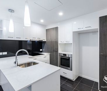 Stylish One-Bedroom Apartment with Superb Views & Unbeatable Location - Photo 1