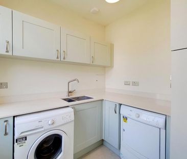 3 bedroom flat in London - Photo 1