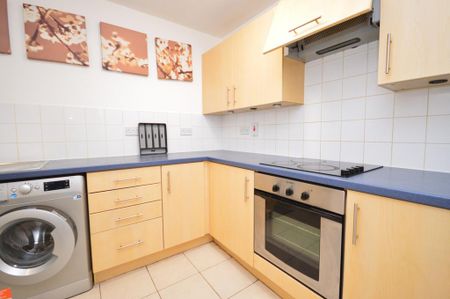 1 bedroom in a flat share to rent - Photo 3