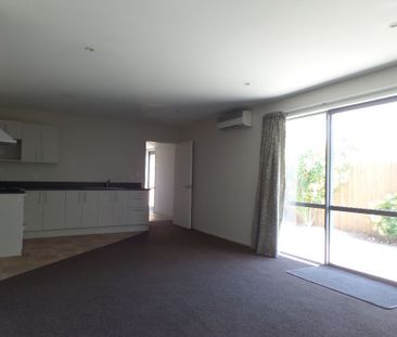 Modern three bedroom townhouse in a great location! - Photo 2