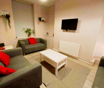 6 Beds 3 Baths - Photo 2