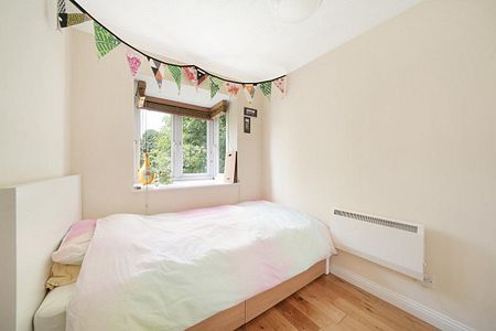 2 bedroom flat in London - Photo 3