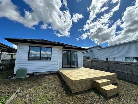 Charming 3BR Pukekohe Haven w/ AC & Alarm - Photo 4