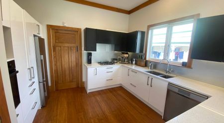 Beautiful Villa Style Family Home in Mount Eden - Photo 2