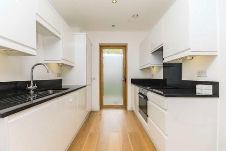 3 bedroom flat to rent - Photo 5