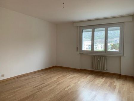 Nous vous proposons un logement de 3.5 pièces partiellement rénové situé au 4ème étage avec ascenseur. - Photo 2