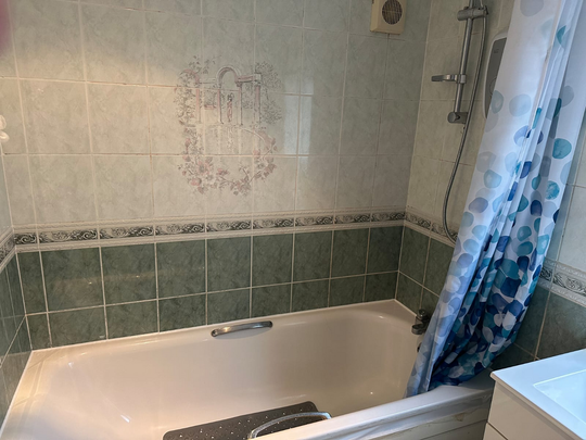 1 bedroom in a house share to rent - Photo 1