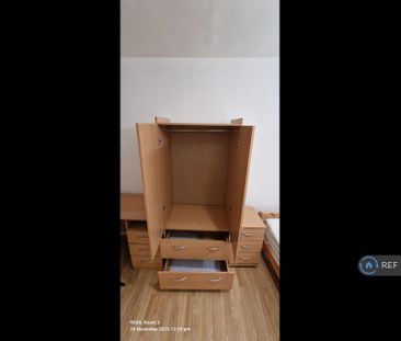 1 bedroom in a flat share to rent - Photo 5