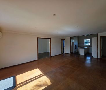 Beautifully Presented & Centrally Located 2 Bedroom Unit - Photo 3