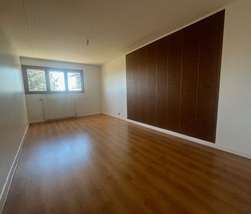 Location Maison 8 pièces 251m² RILLIEUX LA PAPE 69140 - Photo 2