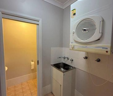 MODERN TRI-LEVEL TOWNHOUSE - Photo 3